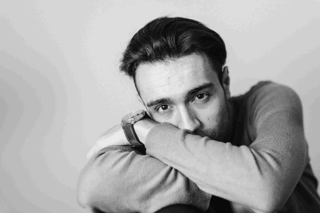 10 Signs a Shy Guy Is in Love With You
