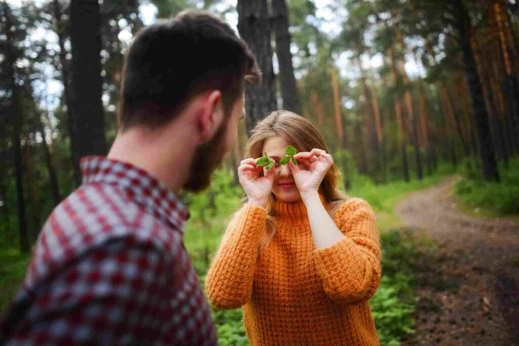 10 Signs a Shy Guy Is in Love With You