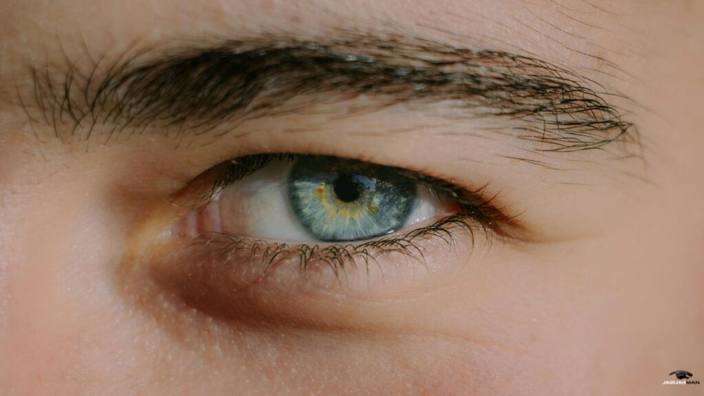 10 Signs a Shy Guy Is in Love With You